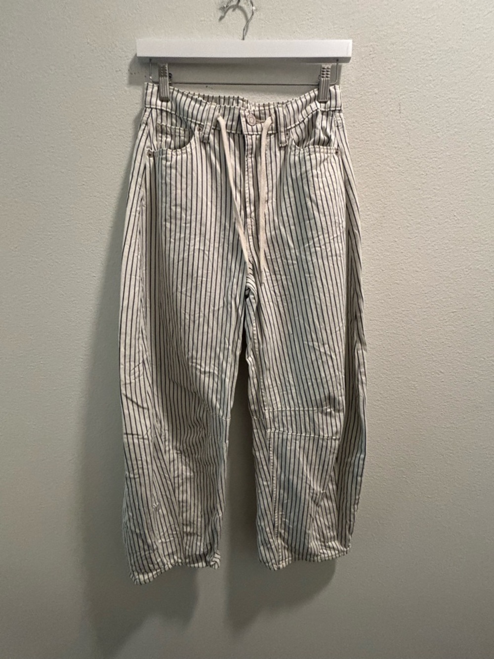 The Gap Horseshoe High Rise Striped Drawstring Pants in White and Black, size 25